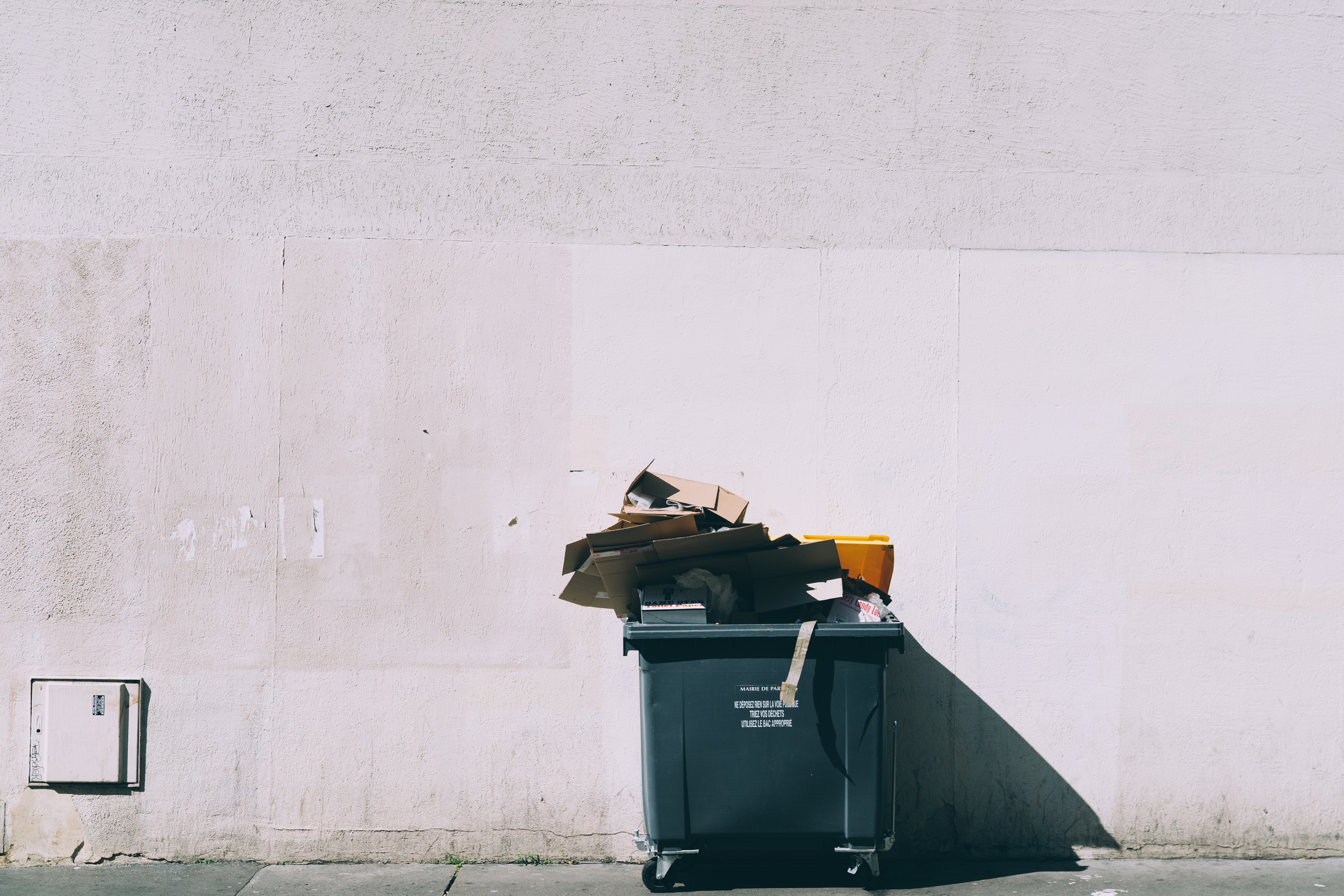 Picture of a full rubbish bin
