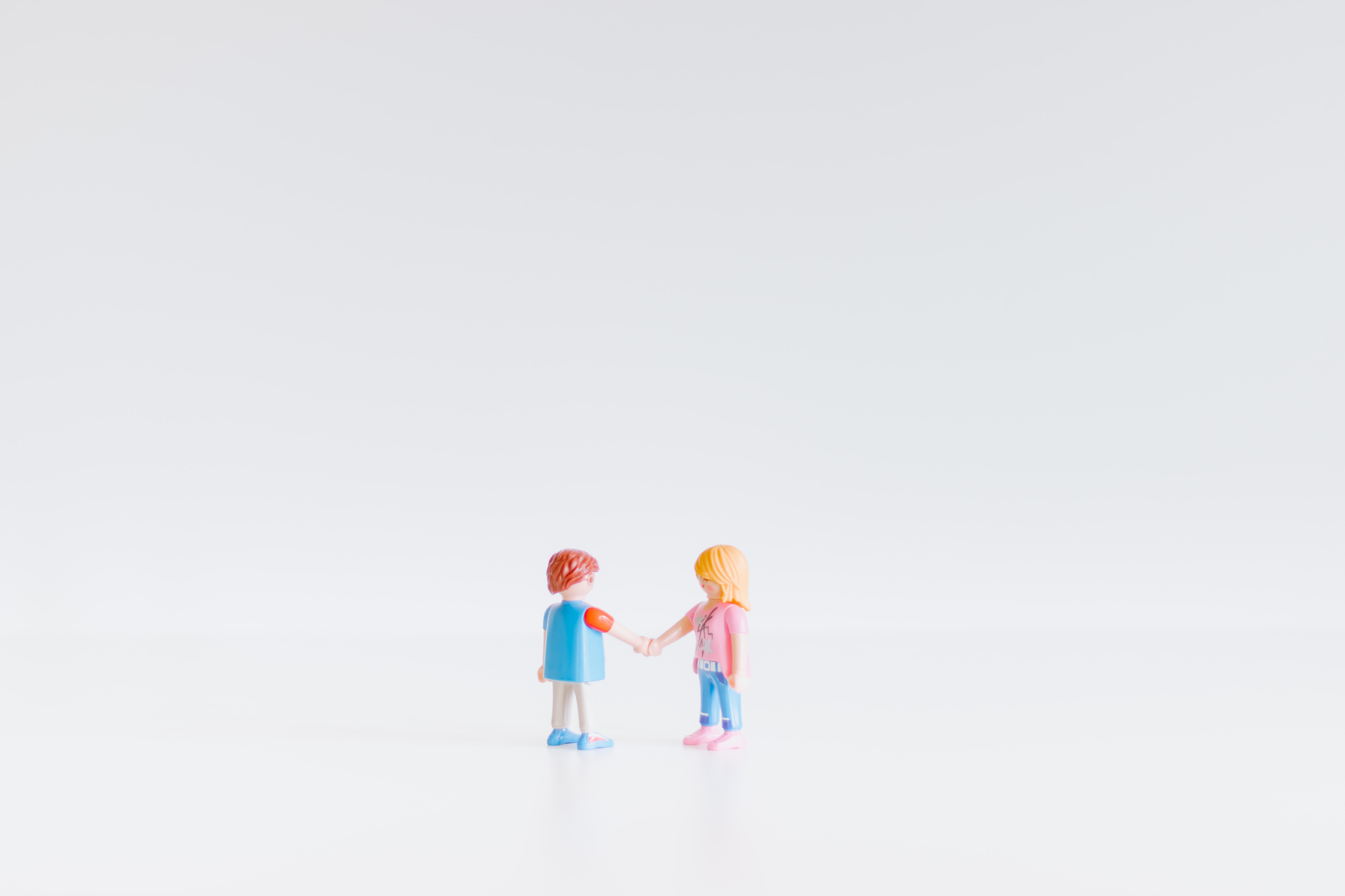 picture-of-duplo-models-shaking-hands